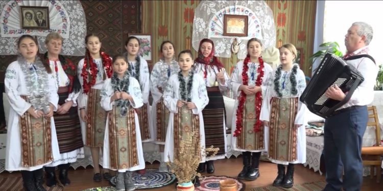 Tradiții păstrate cu sfințenie și transmise noilor generații. De Crăciun pe stil nou, locuitorii satului Piatra, raionul Orhei au fost colindați de elevii din localitate | VIDEO