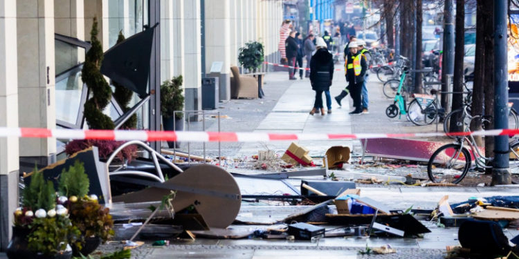 Ce spune proprietarul celui mai mare acvariu cilindric din lume despre explozia care a revărsat un milion de litri de apă