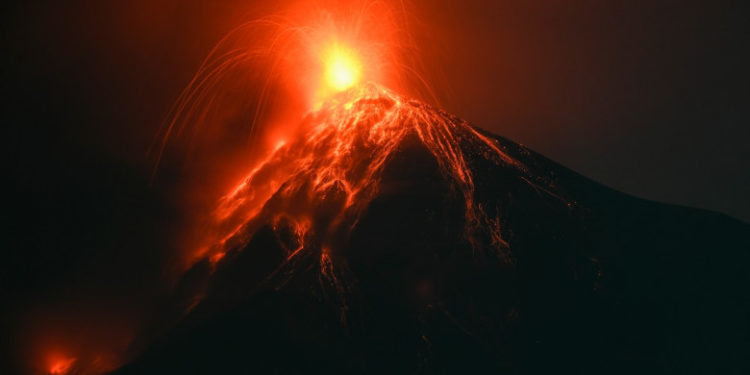 Erupție spectaculoasă a Vulcanului Fuego. Coloanele de cenușă se ridică la peste doi kilometri, iar cel mai mare aeroport a fost închis