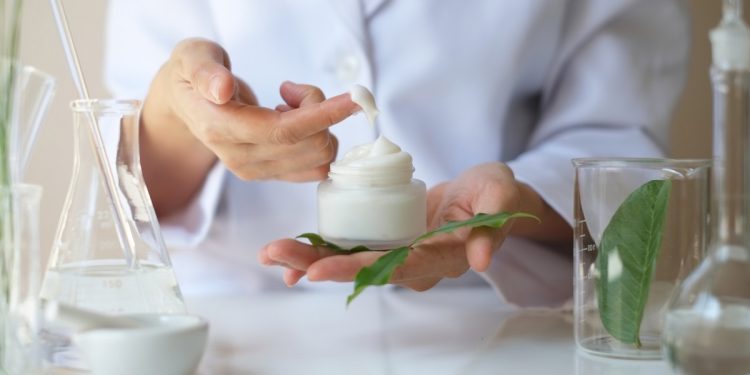 O femeie și-a pierdut parțial vederea din cauza cremelor de înfrumusețare. Și-a pus în pericol și familia