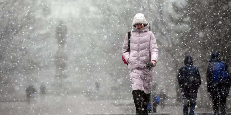 Синоптики объявили желтый код метеоопасности в связи со снегом и гололедом