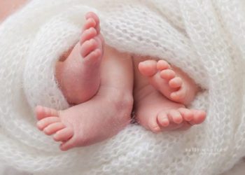 Двое близнецов родились в машине скорой помощи