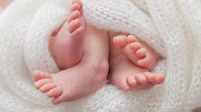 Двое близнецов родились в машине скорой помощи