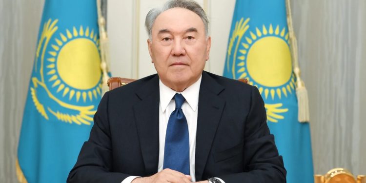 Нурсултана Назарбаева лишили звания почетного сенатора. Титул елбасы (лидера нации) у него тоже отняли