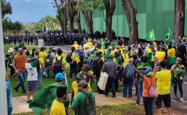 В Бразилии сотни задержанных, президент страны возвращается в столицу