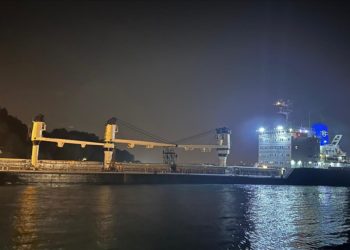 Движение по Босфору приостановили из-за севшего на мель судна с Украины