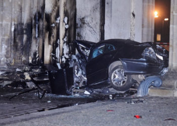 O maşină a intrat în Poarta Brandenburg din Berlin. Șoferul a murit
