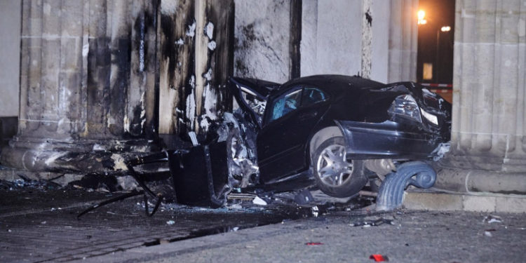 O maşină a intrat în Poarta Brandenburg din Berlin. Șoferul a murit