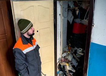 В Кишиневе после жалоб соседей вскрыли заваленную мусором квартиру