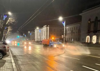 В столице улицы отмывали от зимних реагентов
