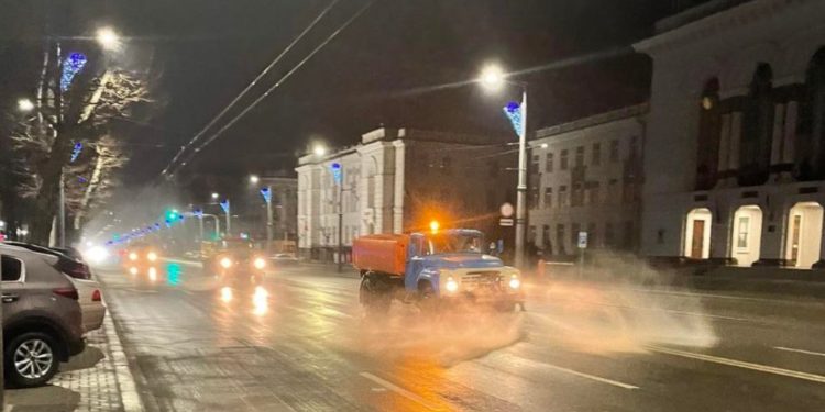 В столице улицы отмывали от зимних реагентов