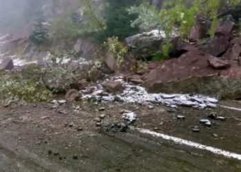Движение по Трансфэгэрашскому шоссе заблокировано из-за камнепада