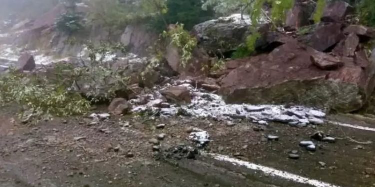 Движение по Трансфэгэрашскому шоссе заблокировано из-за камнепада