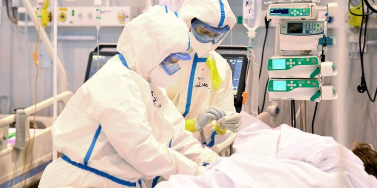 Primul caz de triplă contaminare, depistat la Iași. Un bărbat este internat la ATI cu gripă, COVID-19 și virus respirator sincițial