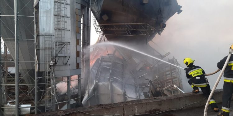 Gradul de plouare a aerului a crescut din cauza incendiului de la portul Giurgiulești: Agenția de Mediu va prelua repetat probe