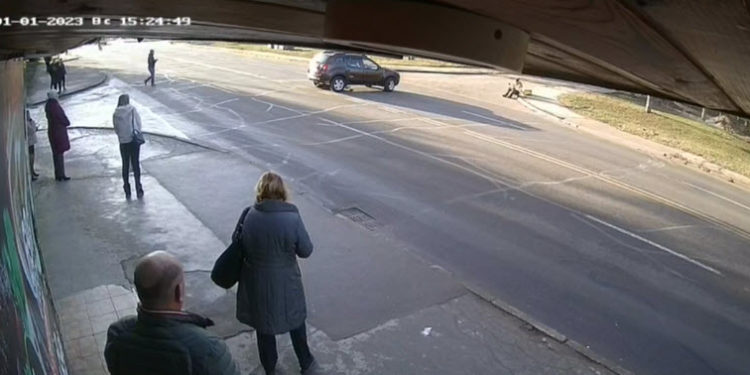 L-a dat jos cu tot cu trotinetă: Momentul în care un curier este lovit de o mașină, la Botanica | VIDEO