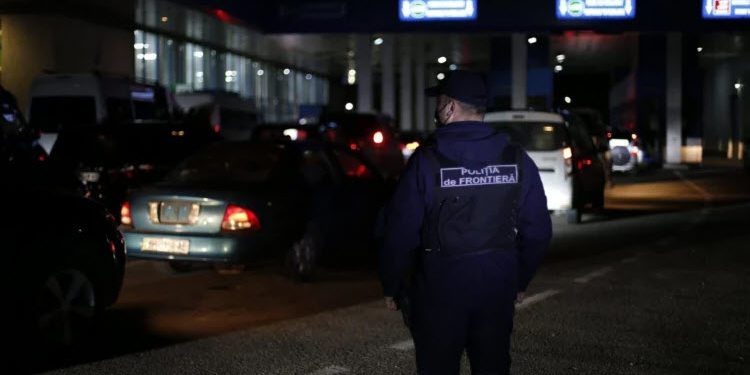 За последние сутки пограничники выявили восемь поддельных документов