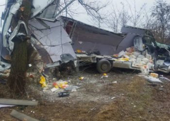 Микроавтобус вылетел с трассы и врезался в дерево. Сообщается о пострадавших
