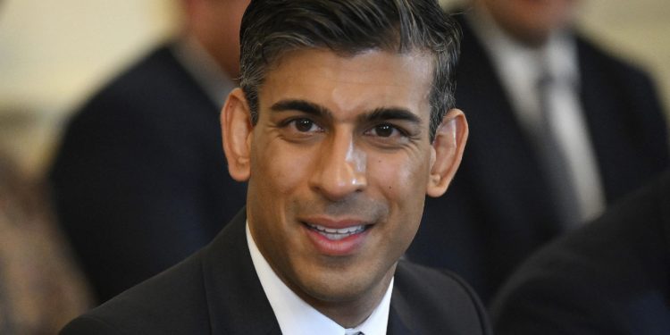 Premierul britanic s-a filmat în timp ce mergea cu mașina fără să poarte centură. Și-a cerut iertare prin purtătorul de cuvânt