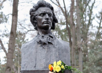 Omagiu adus marelui poet Mihai Eminescu, de către autoritățile și localnicii din Orhei. La Chișinău, conducerea țării nu s-a adunat la bustul Geniului, dar a lăsat mesaje pe Facebook | VIDEO