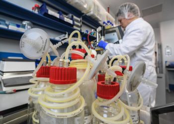 Johnson & Johnson сокращает производство вакцин от ковида, пишут СМИ