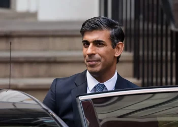 Premierul britanic a fost amendat pentru că nu a purtat centura de siguranță pe bancheta din spate a mașinii