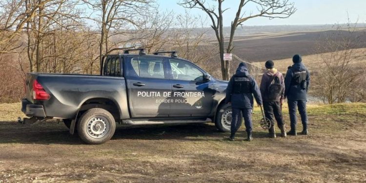 Tânăr reținut în zona de frontieră când iniția săpături arheologice ilegale de pe malul Prutului