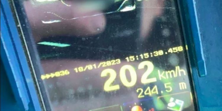 Un șofer, văzut cum conducea cu viteza de 202 km/h: Ce riscă acum