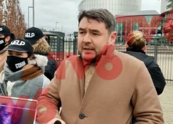 Flashmob organizat de grupul de jurnaliști moldoveni de la posturile TV închise în fața CEDO. Au lăsat și o petiție reprezentanților curții | VIDEO