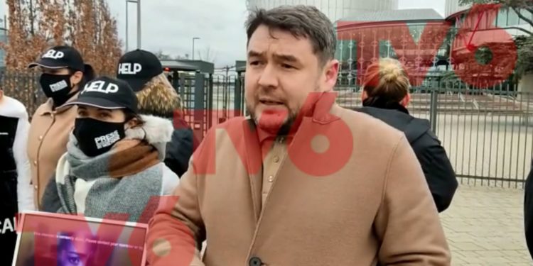 Flashmob organizat de grupul de jurnaliști moldoveni de la posturile TV închise în fața CEDO. Au lăsat și o petiție reprezentanților curții | VIDEO