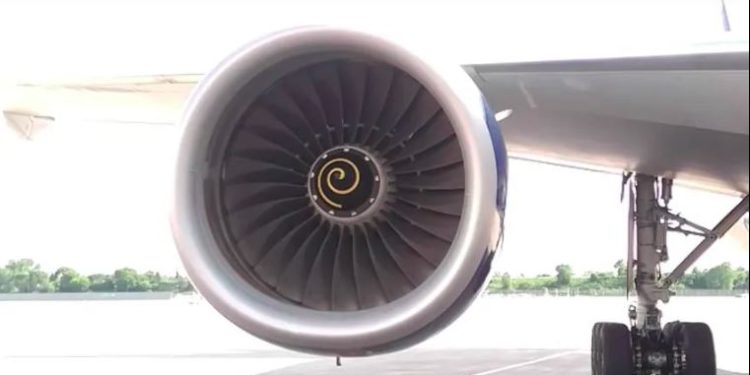 Un bărbat a fost înghițit de motorul unui avion pe un aeroport din SUA