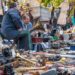„O pătură, cărți, un polonic, vindem tot ce avem să facem măcar de pâine”. Din cauza facturilor și prețurilor uriașe, zeci de pensionari își vând lucrurile din casă la „piața de vechituri” | VIDEO