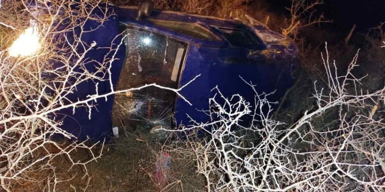 Clipe de coșmar pentru două fetițe de 3 și 5 ani: Mașina în care se aflau s-a răsturnat pe traseu, după ce șoferul a pierdut controlul volanului