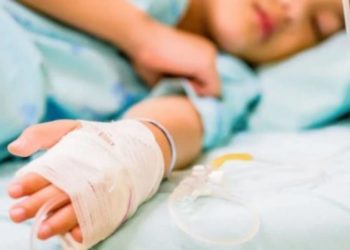A vărsat o ceașcă de cafea fierbinte peste el: Un copil de un an, transportat la spital cu arsuri grave