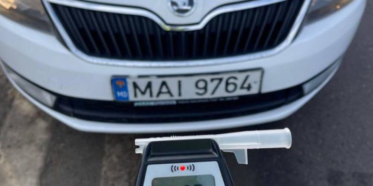 Șoferul unui motocultor, prins beat la volan, la Fălești: Acesta avea o concentrație de 1,05 mg/l de alcool în aerul expirat