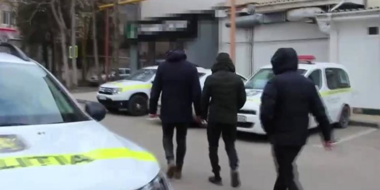 A amenințat personalul cu un cuțit și a furat 40 de mii lei din două companii de microfinanțare din Bălți: Un tânăr, reținut | VIDEO