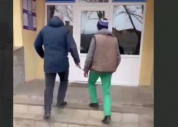 O bătrână, snopită în bătaie de un tânăr, în propria casă: Atacatorul a intrat pe fereastră și i-a furat 2600 de lei