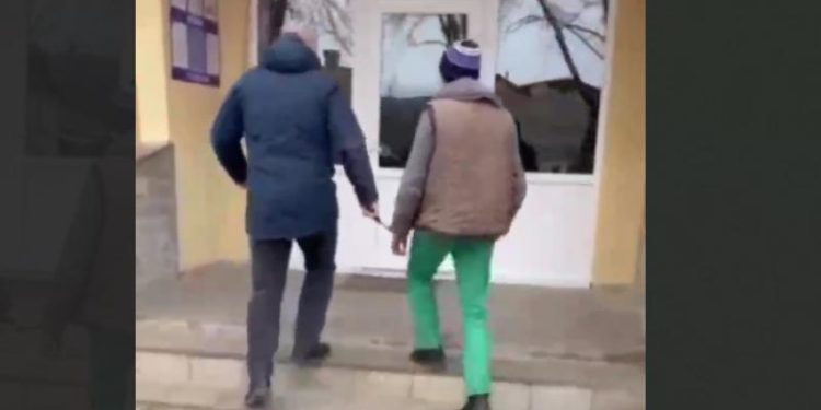 O bătrână, snopită în bătaie de un tânăr, în propria casă: Atacatorul a intrat pe fereastră și i-a furat 2600 de lei