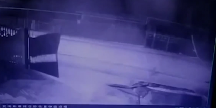 Au venit „în vizită” cu tot cu poartă și o bucată de gard: Momentul în care un șofer intră cu viteză într-o gospodărie