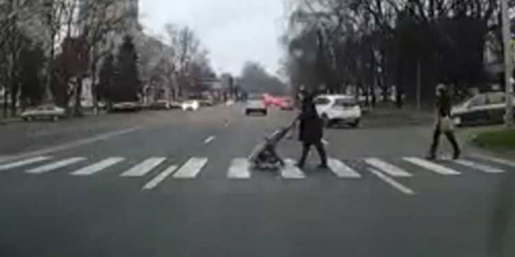 Au fost la un pas de a lovi oameni pe trecerile de pietoni: Doi șoferi, identificați și sancționați