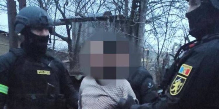 Se ascundea de puşcărie, după ce a săvârşit mai multe crime grave: Un bărbat, condamnat la 18 ani, încătuşat de polițişti