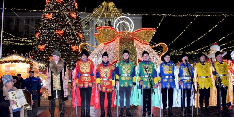Tradițiile reînvie la Orhei: În ajun de Sfântul Vasile, artera principală a orașului a găzduit spectacol al datinilor strămoșești | VIDEO