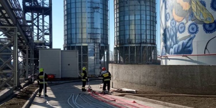 Уже вторые сутки: пожарные продолжают работы в Джурджулештском порту | FOTO