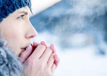 „Ne învelim cu mai multe plapume, punem căciuli și ne bucurăm să ne trezim a doua zi”. Mai mulți locuitori ai satului Țărăncuța, raionul Cantemir îndură frigul din cauza prețului prea mare pentru lemne | VIDEO