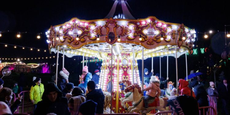 Distracție și emoții de nedescris atât pentru copii, cât și pentru părinți, la „Orheiland”. Peste 20.000 de oameni au vizitat cel mai mare și frumos Târg de Crăciun din țară | VIDEO