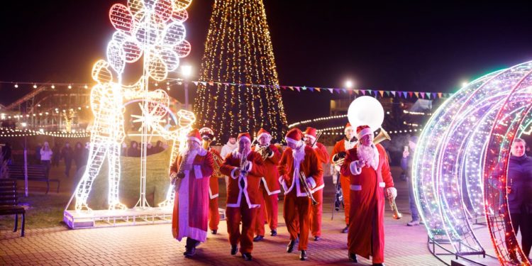 Anul 2023, întâmpinat cu mult fast, la Taraclia: Toată lumea a cântat și a dansat la un concert de excepție, organizat în parcul recent renovat de echipa lui Ilan Șor | VIDEO