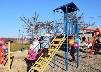 Bucurie mare pentru copiii și părinții din satul Piatra, raionul Orhei. Un nou teren de joacă a fost inaugurat grație eforturilor echipei lui Ilan Șor | VIDEO