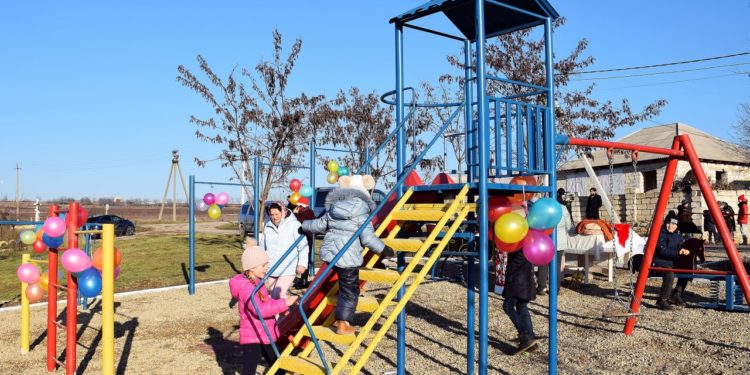 Bucurie mare pentru copiii și părinții din satul Piatra, raionul Orhei. Un nou teren de joacă a fost inaugurat grație eforturilor echipei lui Ilan Șor | VIDEO