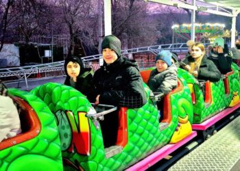 Atracții moderne gratuite, un minunat spectacol de iarnă și daruri de la Moș Crăciun: Copiii și adulții din sudul țării au poarte de o atmosferă de basm în singurul parc de distracții din Taraclia | VIDEO