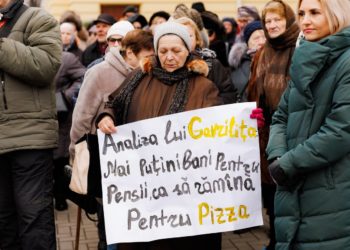 „Dacă îmi achit toate comunalele, îmi rămân 20 de lei din pensie, cum să trăiesc?”. Pensionarii alături de membrii Partidului „ȘOR” au protestat în centrul capitalei, cerând indexarea pensiei conform ratei inflației